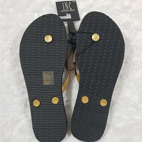 International Concepts size 6/7 black and gold flip flops with feather pom - Picture 5 of 6